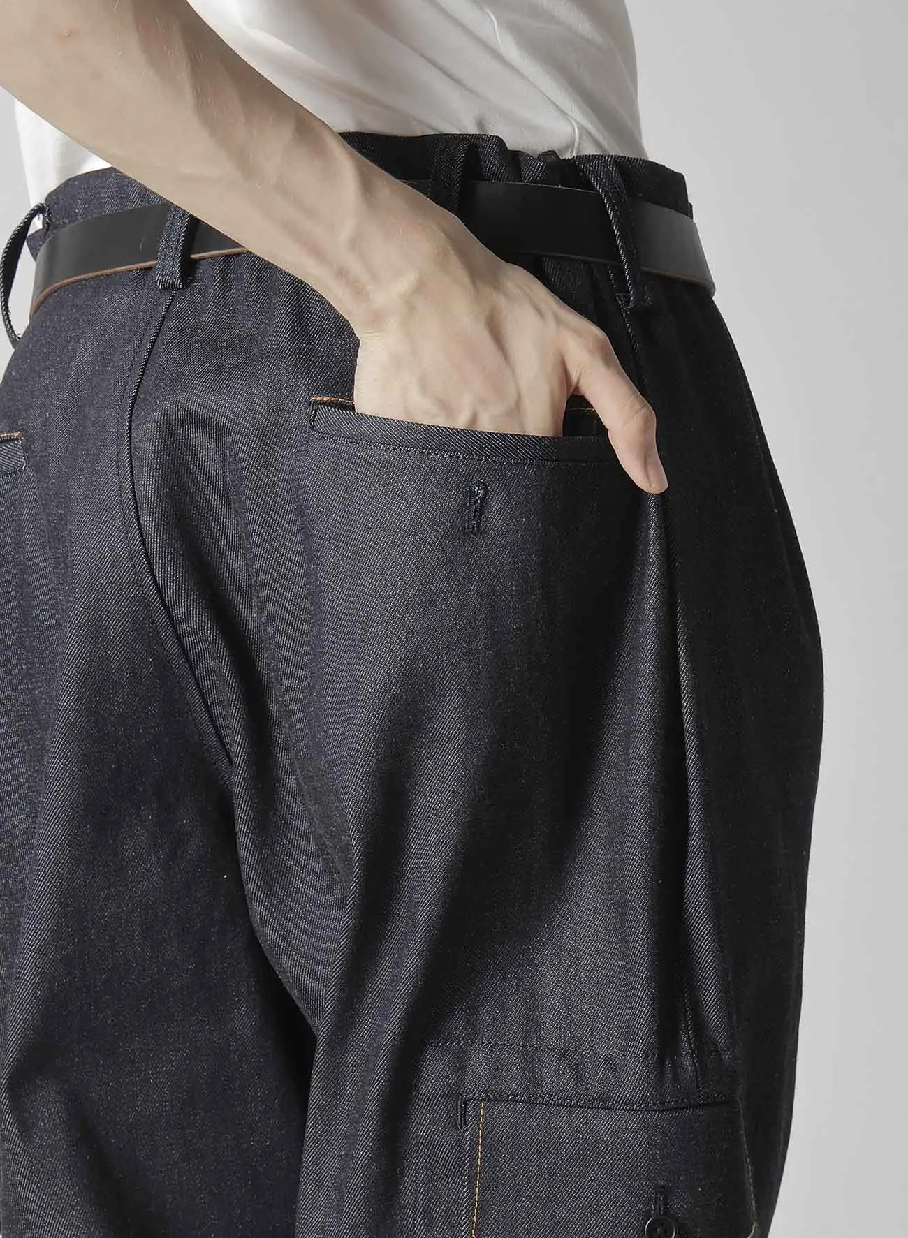13oz UNEVEN YARN DENIM TUCK PANTS WITH COLOR COMBI STITCH