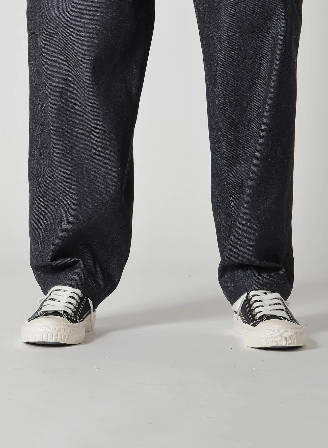 13oz UNEVEN YARN DENIM TUCK PANTS WITH COLOR COMBI STITCH