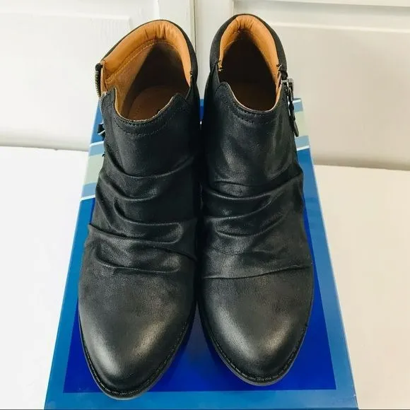 WHITE MOUNTAIN Black Dalilah Ankle Boot Size 9M
